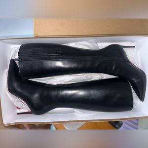 Cannot fit anymore. Feet grew during pregnancy. Worn once.